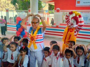 George Yang and students of Bahay bulilit